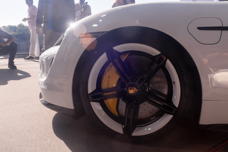 Illustration for article titled Porsche Has A Very Specific Official Way Of Aligning The Crest On Its Wheels